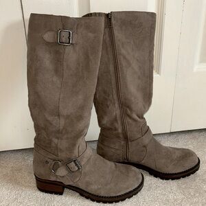 Great condition Kenneth Cole Reaction light brown suede zip up boots size 7 1/2